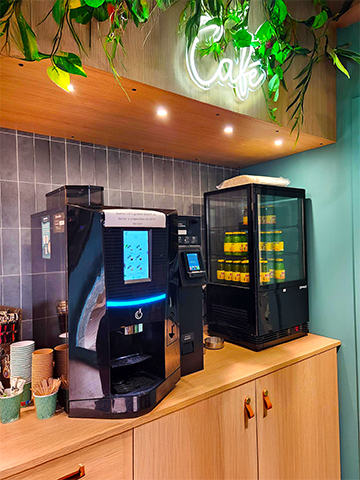 Espace café et boissons dans une ambiance chaleureuse et moderne